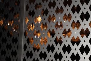 Zierlochblech mit Ornamentlochung, als Indoor-Fassade für ein Hamam