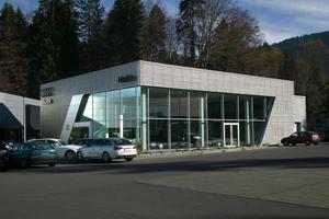 Lochblechfassade nach Maß (spezielle Audi CI), einheitlich für weltweit alle Audi Autohäuser