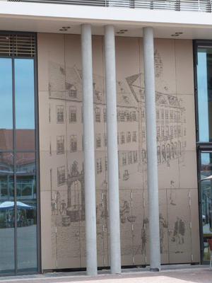PerfoART® Lochblechfassade mit alten Stadtansichten als Motiv, auf dem Marktplatz Hanau