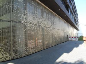 PerfoART® Loch- und Prägeblech kombiniert, als Fassade für eine Filiale der Sparkasse in Krefeld