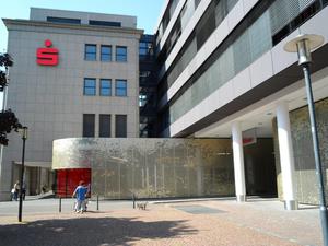 PerfoART® Loch- und Prägeblech kombiniert, als Fassade für eine Filiale der Sparkasse in Krefeld