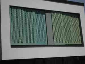 Fensterschiebeläden aus Aluminiumlochblech nach Maß