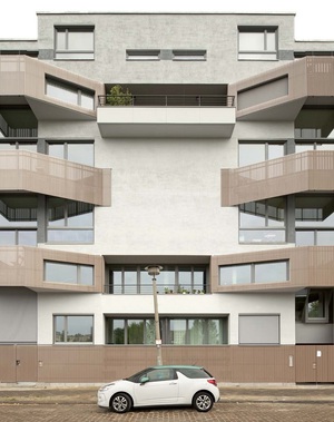 Lochblechfassade nach Maß mit einer Sonderlochung und -kantung, für ein Wohnhaus in Berlin